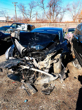 Model 3 irreconhecível após a colisão