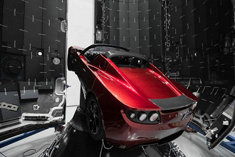 Tesla Roadster posicionado no compartimento que o transportaria ao espaço