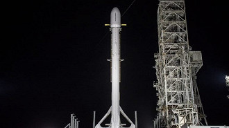 SpaceX lança foguete Falcon 9 e pões satélite banda larga em órbita.