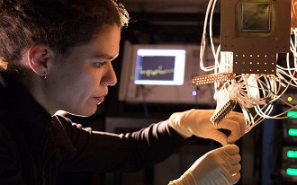 Google revela processador quântico Bristlecon, com 72 qubits.