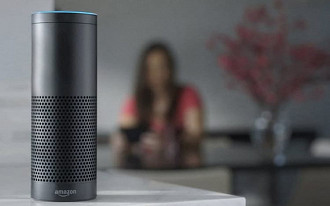 Amazon promete consertar riso assustador da assistente Alexa.