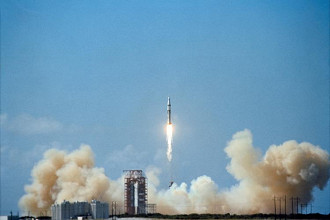 O lançamento bem sucedido do Apollo 7, em outubro de 1968, para testar o módulo de comando, preparou o caminho para um traço para a Lua