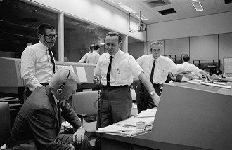 Chris Kraft, centro, durante a missão Gemini 6