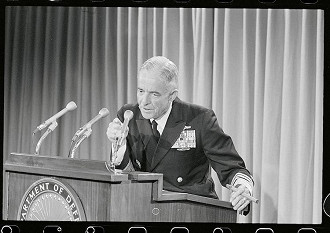 Sem largar o charuto o almirante John S. McCain Jr., comandante dos EUA no Pacífico, fala com a mídia