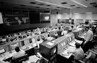 Visão geral da Sala de Controle das Operações da Missão no Centro de Controle da Missão, Edifício 30, no terceiro dia da missão da órbita lunar Apollo 8.