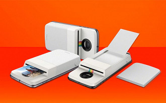 Um exemplo de Moto Snap, o Polaroid Insta-Share, que imprime as fotos tiradas pelo celular.
