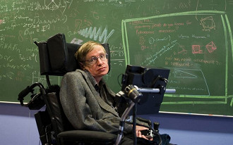 Com a falta de movimentos das mãos, Hawking conseguia fazer cálculos complexos apenas com a mente