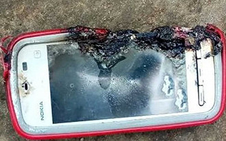 Jovem morre após explosão de aparelho antigo da Nokia.
