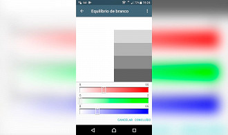 É possível ajustar o balanço de branco do display para acomodar melhor aos nossos olhos