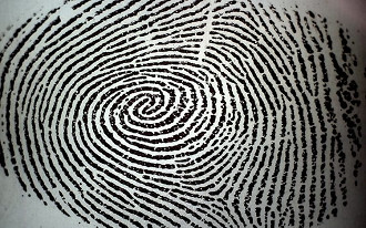 Ilegal? Polícia vai até funeral para pegar digitais de homem que faleceu após acidente por não parar em blitz. A suspeita era de que ele estivesse envolvido em tráfico de drogas. Ilegal? Polícia vai até funeral para pegar digitais de homem que faleceu após acidente por não parar em blitz. A suspeita era de que ele estivesse envolvido em tráfico de drogas.