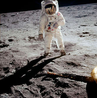 Esta foto de Buzz Aldrin no Mare Tranquillitatis é uma das imagens mais emblemáticas de todos os tempos. Visível na viseira de Aldrin é o reflexo de Neil Armstrong tirando a foto