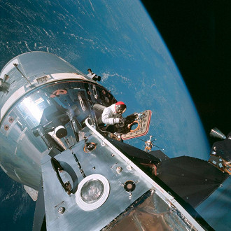 Dave Scott espreita a cabeça para fora do módulo de comando durante o voo da Apollo 9