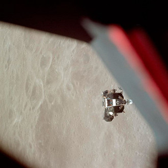 O estágio de subida do Módulo Lunar da Apollo 10 é fotografado a partir do Módulo de Comando antes da ancoragem na órbita lunar