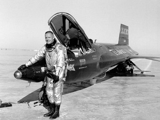 Neil Armstrong com o X-15, depois de um voo em 1960