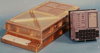 Um dos Apollo Guidance Computers, que forneceu computação e interfaces eletrônicas para orientação, navegação e controle. O computador real está à esquerda, e o DSKY (display e teclado, pronunciado dis-key) está à direita