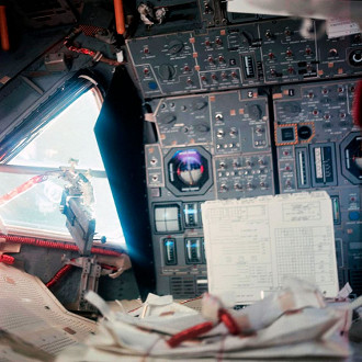 Uma visão interna do Apollo 11 Lunar Module mostrando alguns dos displays e controles de Armstrong. Sua janela está à esquerda