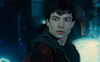 Ezra Miller interpreta Flash.