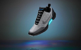 Nike inicia venda de tênis que pode amarrar cadarço sozinho. Nike inicia venda de tênis que pode amarrar cadarço sozinho.