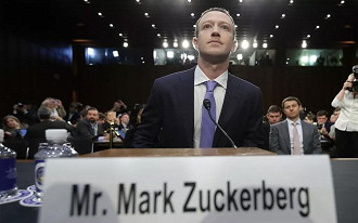 CEO do Facebook dando depoimento ao Congresso Americano. (Foto: Chip Somodevilla/Getty Images)