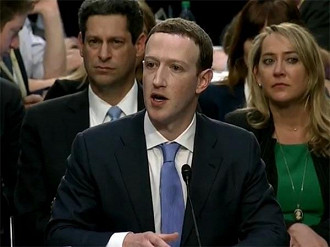 Dono do Facebook dando depoimento ao Congresso. 