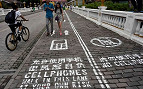 China inaugura calçada para quem gosta de caminhar olhando para o smartphone