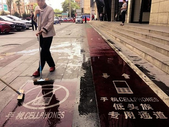Calçada destina para pedestres que usam seus celulares enquanto caminham.