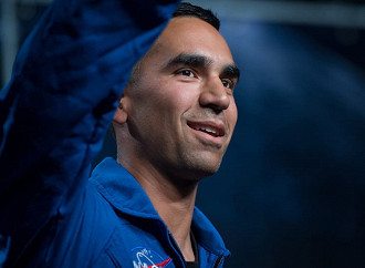 O astronauta indi-americano é apresentado como um dos 12 novos astronautas de sua classe