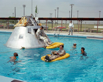 Entre as atividades em Houston estava a prática de procedimentos de saída da água. Aqui, a tripulação da Apollo 1 faz treinamentos em junho de 1966.