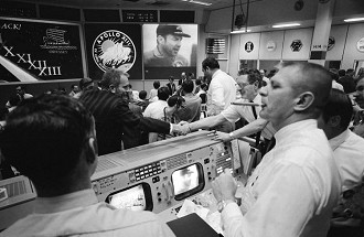 Apollo 13, abril de 1970: Uma visão de Gene Kranz no Controle da Missão após o mergulho da Apollo 13, no qual a tripulação teve que fazer um retorno abortado à Terra depois de perder seus tanques de oxigênio.
