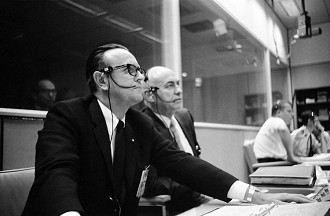 Chris Kraft, à esquerda, e Robert Gilruth monitoram o lançamento da Apollo 5 em 1968.