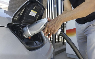 Carregamento em carros elétricos. (Foto: Rich Pedroncelli/Associated Press)