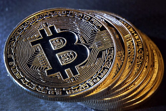 A bolha estourou? Valor do Bitcoin despenca 70% seis meses após pico. Futuro da moeda ainda é incerto.