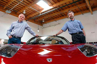 Tappening e Eberhard com um dos primeiros protótipos do Tesla Roadster