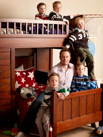 Elon com seus 5 filhos. Gêmeos nascidos em 2004 e trigêmeos, em 2006. O primeiro filho faleceu com apenas 10 dias de vida, em 2002