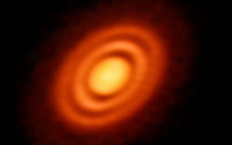 Astrônomos registram pela primeira vez nascimento de exoplaneta em meio à poeira.