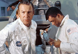 O comandante da missão James A. Lovell Jr. (à esquerda) e o piloto do módulo lunar Fred W. Haise Jr. (à direita) preparam-se para participar do treinamento de saída de água