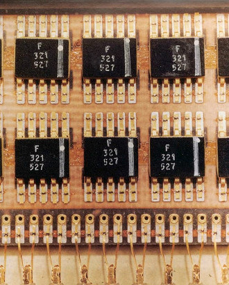 Circuitos integrados de montagem plana montados na superfície da espaçonave Apollo.