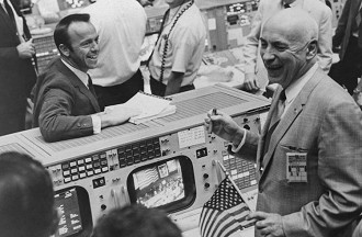 Charutos e bandeiras dos EUA pontuam o Centro de Controle da Missão em Houston em 26 de maio, após a conclusão bem-sucedida da missão Apollo 10 Moon. Entre os celebrantes estão Alan Shepard (à esquerda), que foi o primeiro homem americano no espaço, e Robert Gilruth (à direita), diretor do Centro Espacial.