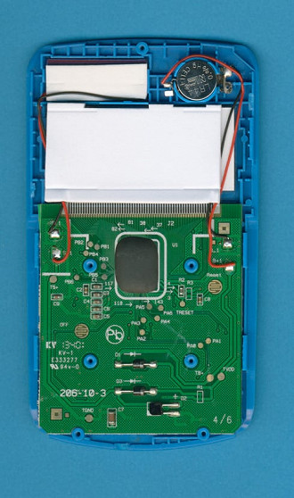 Nesta calculadora tudo está dentro do chip coberto pela proteção preta no centro da placa