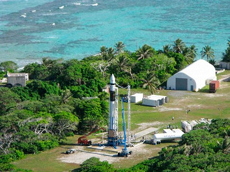 Falcon 1 em sua plataforma de lançamento na ilha de Kwajalein