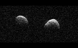 Asteroides gêmeos são vistos passando perto do nosso planeta.