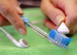 Escova de dentes para limpar fones de ouvido