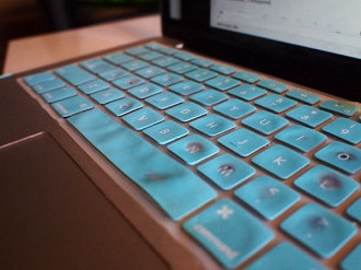 Use uma capa para teclado de notebook para evitar que molhe