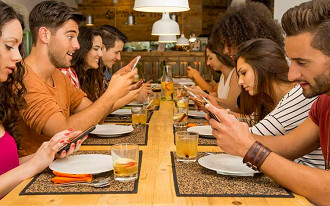 Você consegue fazer as suas refeições sem pegar o celular?