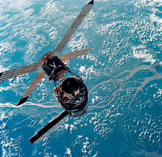 Uma visão em close-up da estação espacial Skylab em 1973 fotografou contra um fundo da Terra dos módulos de comando e serviço do Skylab 3. Esta galeria conta um pouco mais sobre a primeira estação espacial dos EUA