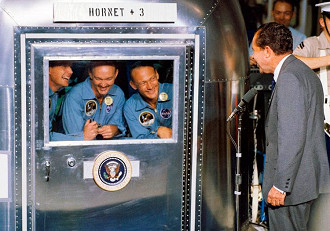 O presidente Richard M. Nixon estava na área central de recuperação do Pacífico para receber os astronautas da Apollo 11 a bordo do navio USS Hornet, o principal navio de recuperação da histórica missão de pouso lunar Apollo 11