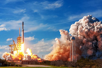 O foguete Falcon Heavy decola 6 de fevereiro com todos os seus 27 motores funcionando 100%