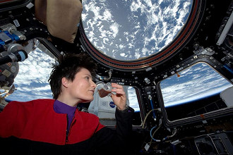 Samantha Cristoforetti, a primeira mulher italiana em órbita, depois de preparar o primeiro expresso no espaço.