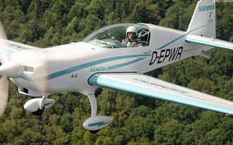 Siemens prevê que aviões elétricos devem virar padrão até 2050.