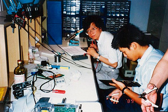 Uma das primeiras fotos da ASUS, em 1989